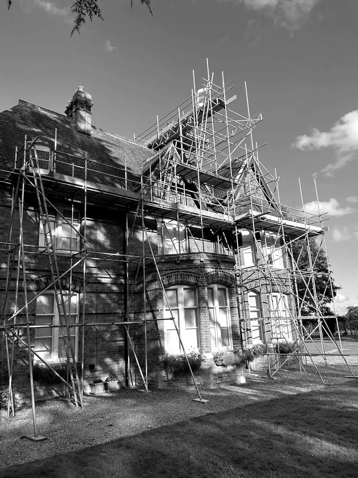 Scaffolding structure around a building